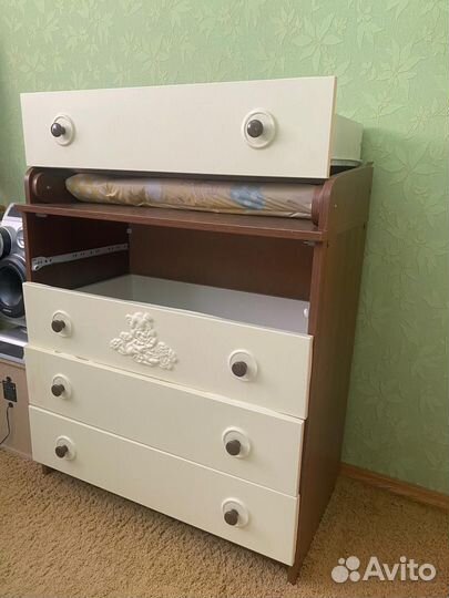 Детская кроватка с маятником и ящиком