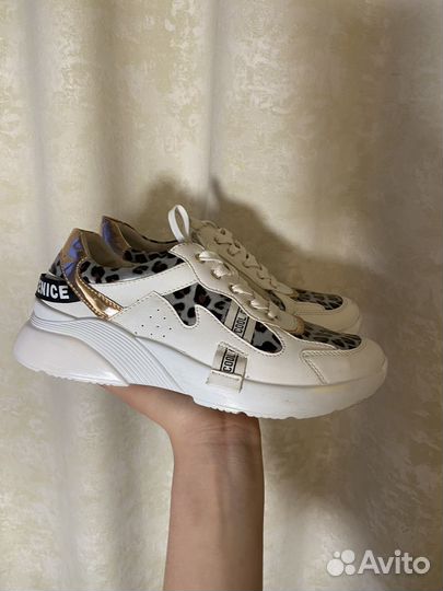 Кроссовки белые 37