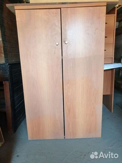 Столы и шкаф для офиса