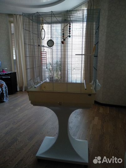 Большая клетка для птиц на подставке