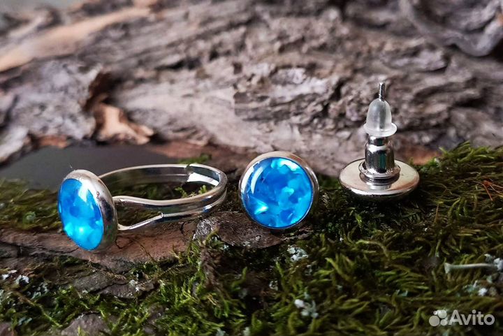 Серьги гвоздики и колечко с перламутром.Синие