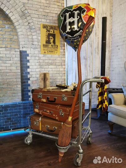 Фотозона Гарри Поттер - Платформа 9 3/4