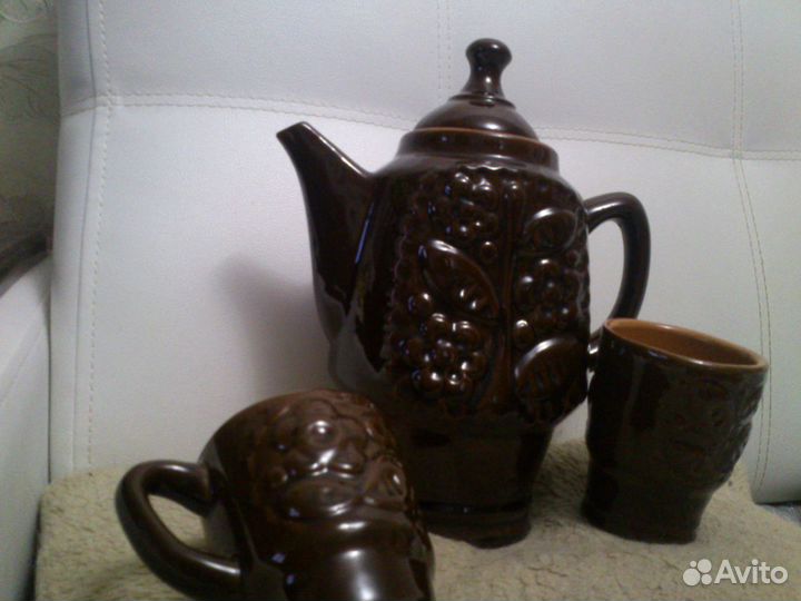 Глиняный кувшин с 2 кружками