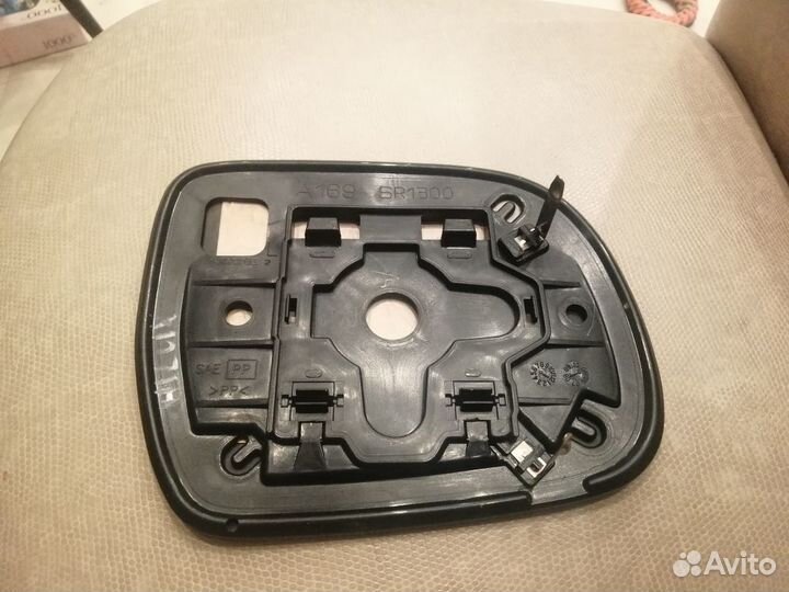 Зеркальный элемент левый Toyota Hilux 2010