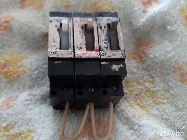 Замки.ломик.молоток. выключатели