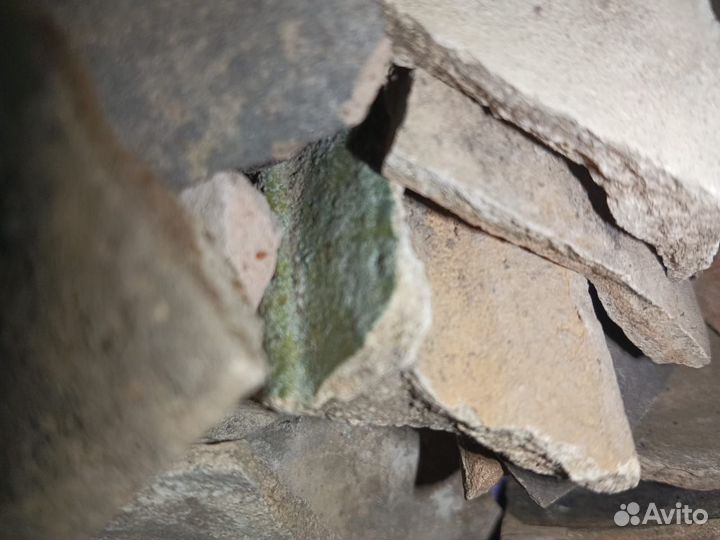 Черепки от старинной глиняной посуды