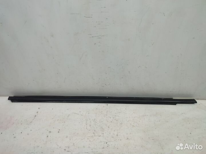 Молдинг стекла двери передний правый Лада Веста