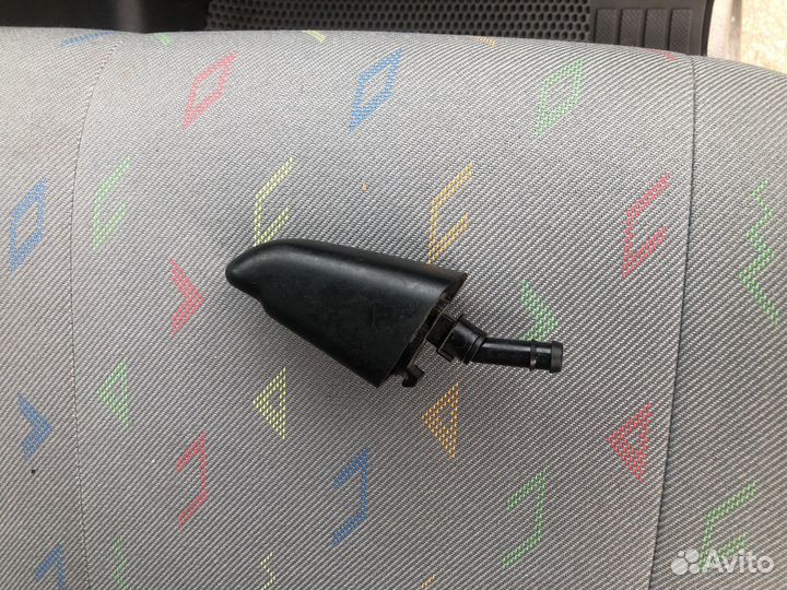 Форсунка омывателя фар тойота Авенсис Версо
