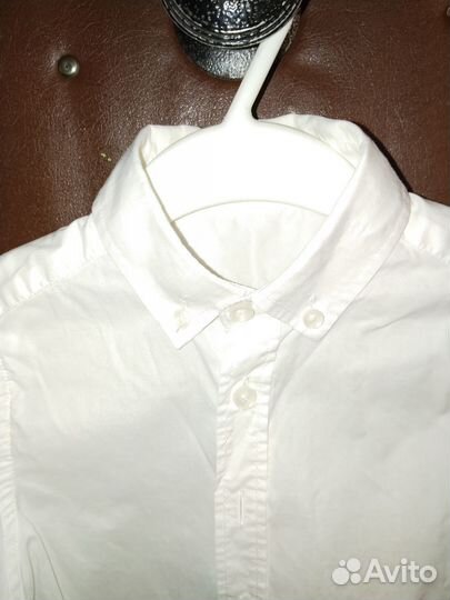 Белая рубашка и черные брюки