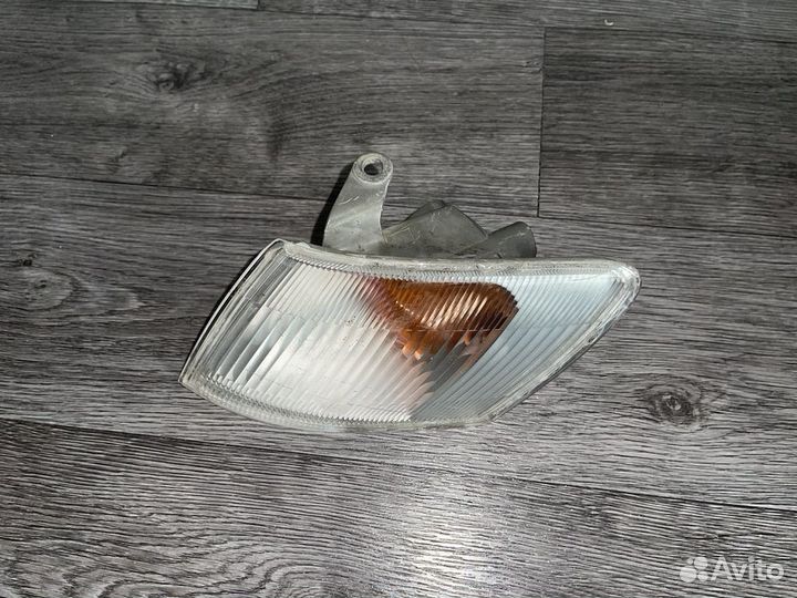 Поворотник левый Toyota Corolla Levin AE110 AE111