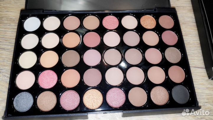Палетка теней, кисти для макияжа и парфюм - новое