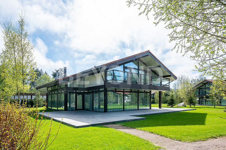 Дом 482,7 м² на участке 12,8 сот.