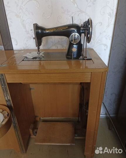 Швейная машинка Подольская ножная с тумбой