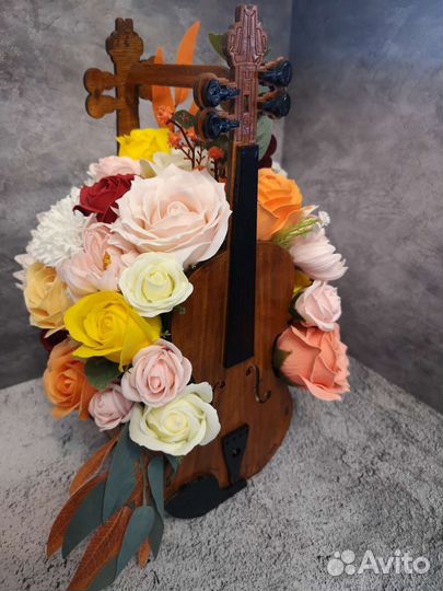 Букет цветов в скрипке