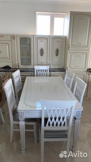 Стол и стулья