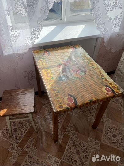 Стол и 2 табуретки