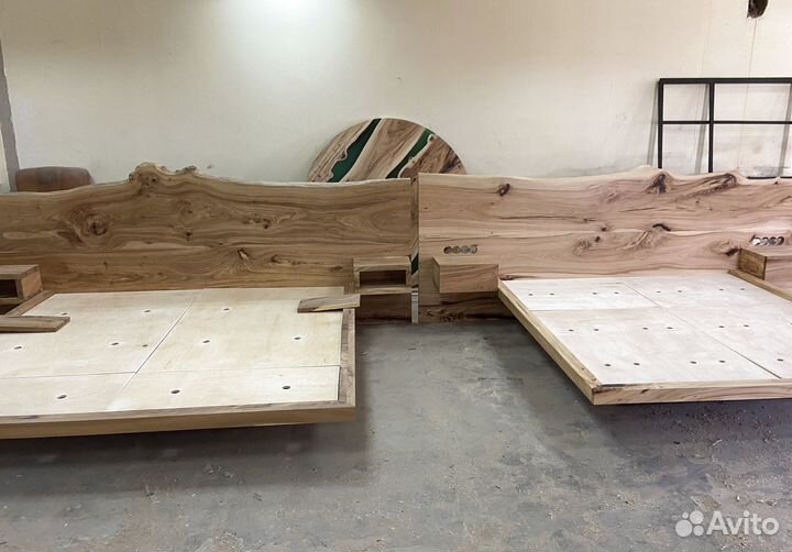 Кровать из натурального дерева