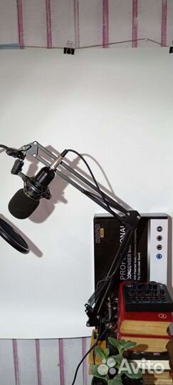 Студийный конденсаторный микрофон