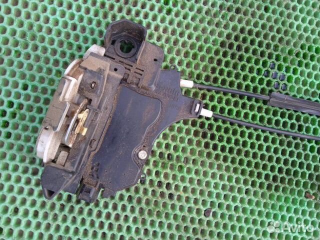 Замок двери правый Mitsubishi Colt