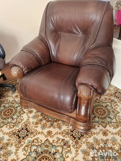 Кожаный диван раскладной и кожаные кресла +журналь