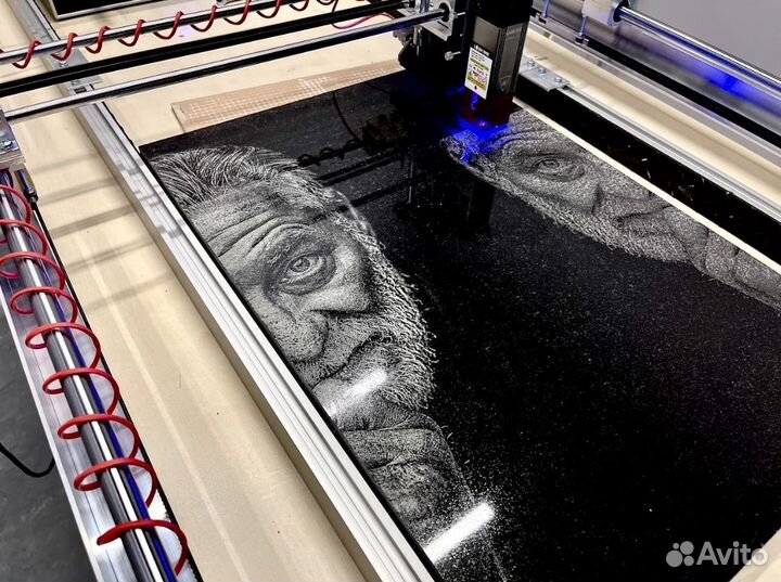 Гравировальный лазерно-ударный станок по камню