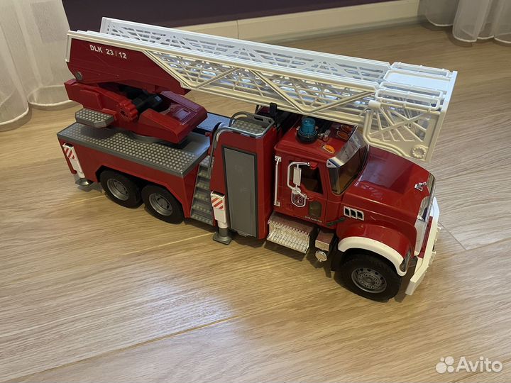 Пожарная машина Bruder 02821 Mack