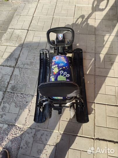 Снегокат с ручкой и колесами