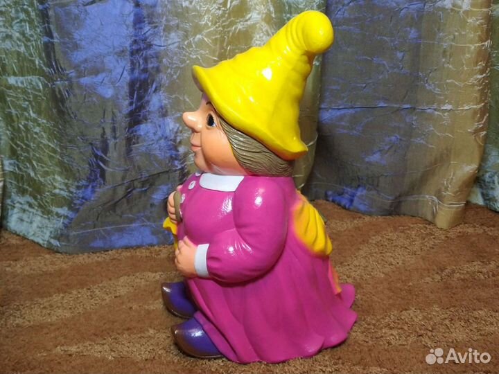 Садовая фигура Гномушка в красном