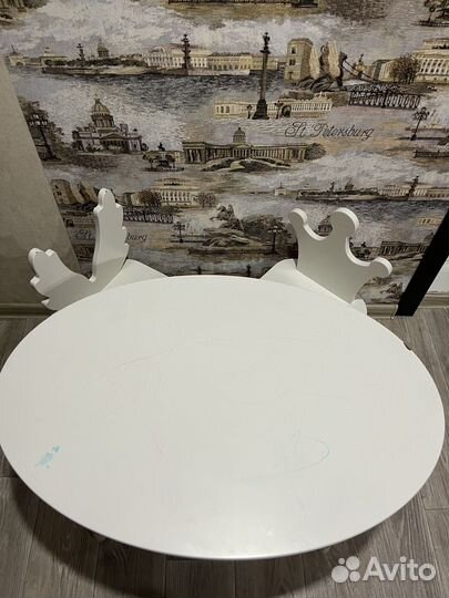 Детский столик и 2 стульчика