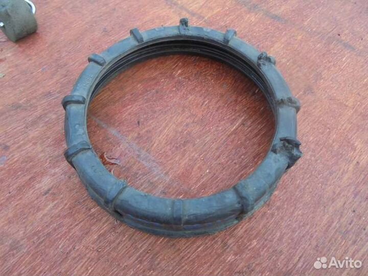 Крепление топливного насоса Mercedes-Benz C180