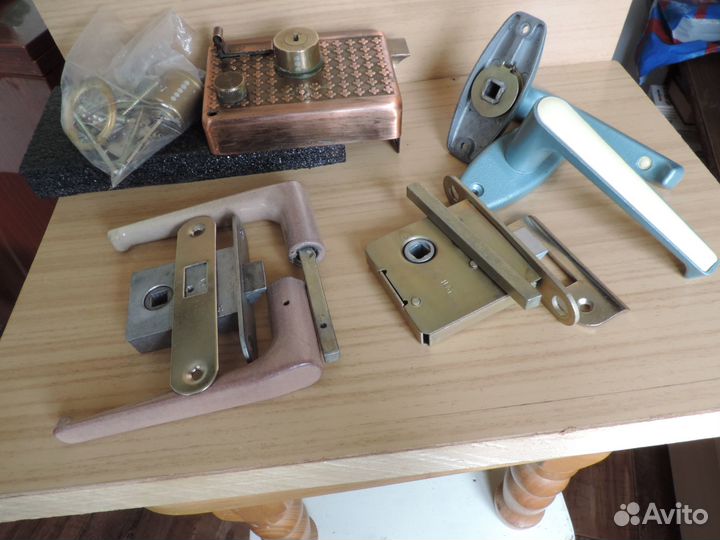 Накладной замок, ручки на двери