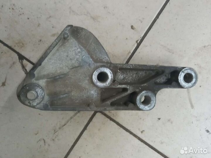 Кронштейн крепления МКПП Шевроле Круз