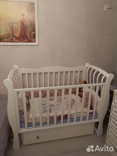 Детская кроватка с маятником и ящиком