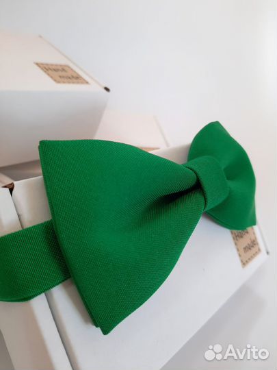 Галстук-бабочка зеленого цвета ручной работы