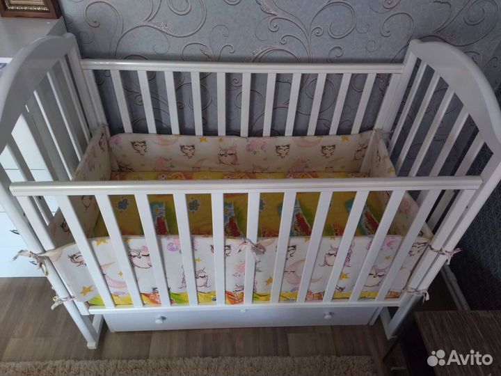 Детская кроватка с маятником