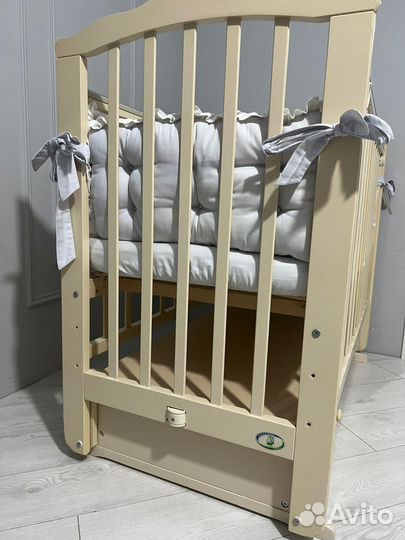 Детская кроватка с маятником