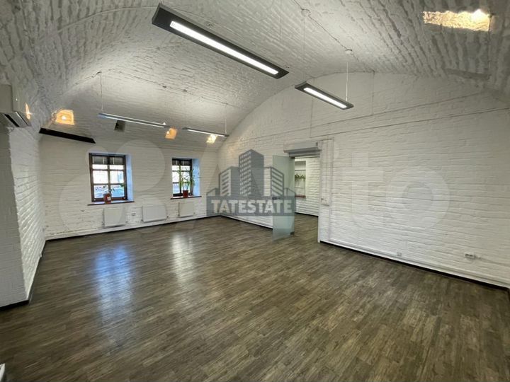 Офисное здание с парковкой, 683 м²