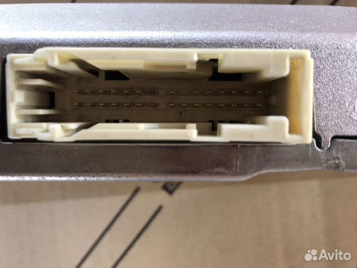 Усилитель Toyota Land Cruiser 200