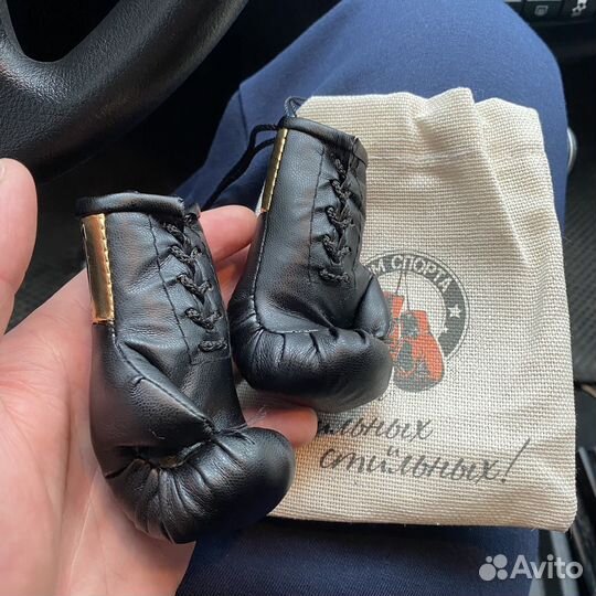 Боксерские перчатки в автомобиль