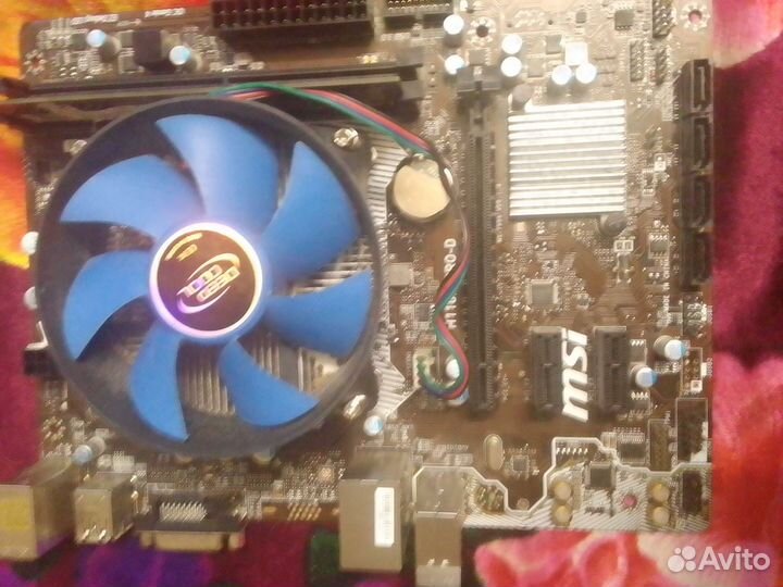 Материнская плата с процессором и памятью