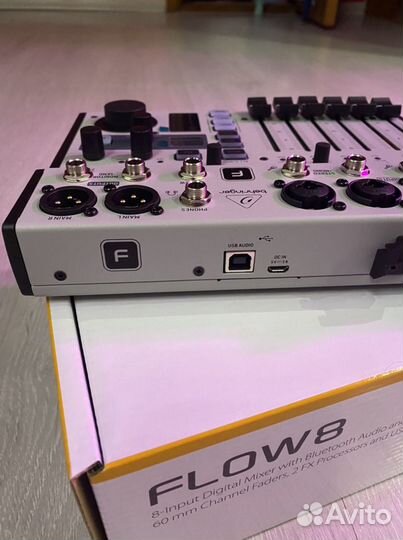 Цифровой микшерный пульт Behringer flow 8