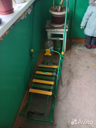 Детские санки с выдвижными колесами