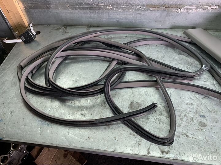 Уплотнитель проема двери Toyota Land Cruiser