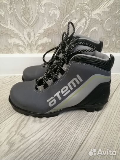 Продам детские лыжные ботинки