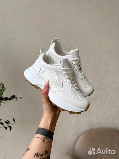 Кроссовки женские