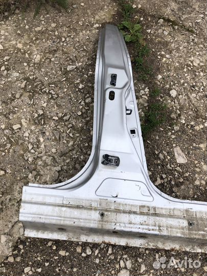 Центральная правая стойка кузова Nissan Tiida 1