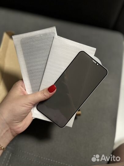 Чехлы и защитные стекла на iPhone 11