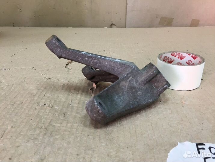 Кронштейн МКПП левый Ford Focus 2