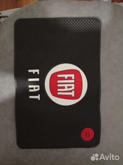 Противоскользящий коврик в машину