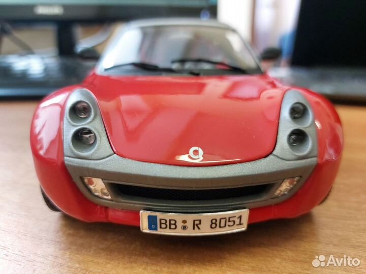 Модель SMART Roadster Coupe красная 1:18